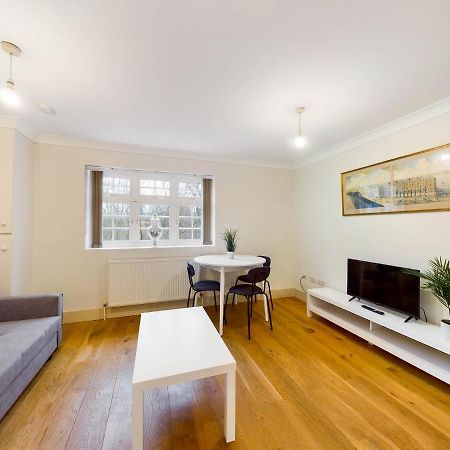 Redhill Town Centre Apartments By Livingo Екстер'єр фото