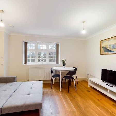 Redhill Town Centre Apartments By Livingo Екстер'єр фото