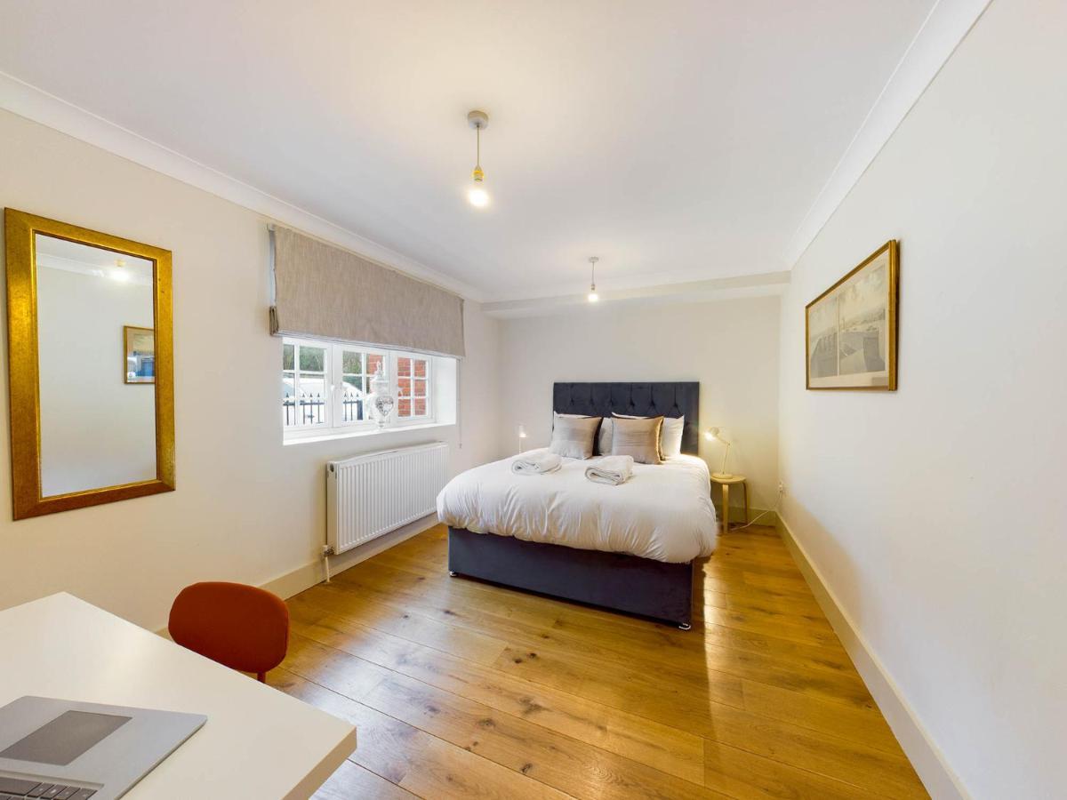 Redhill Town Centre Apartments By Livingo Екстер'єр фото
