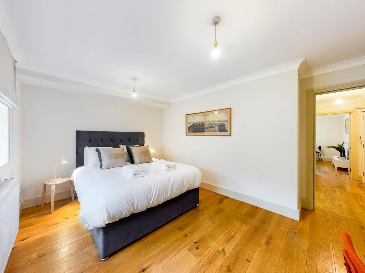 Redhill Town Centre Apartments By Livingo Екстер'єр фото