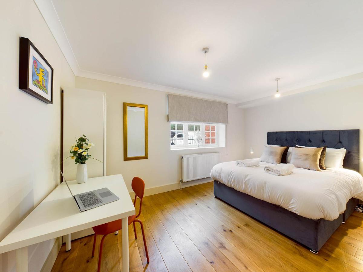 Redhill Town Centre Apartments By Livingo Екстер'єр фото