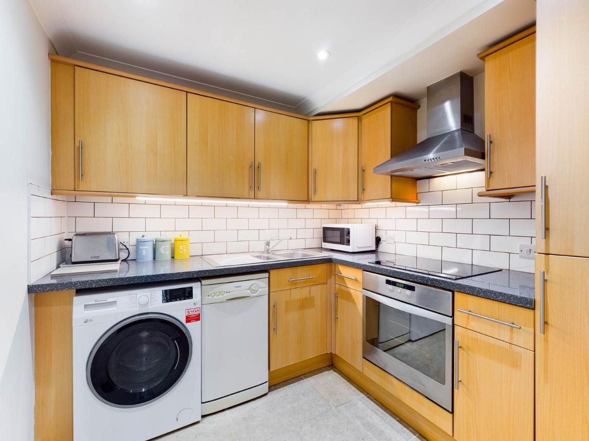 Redhill Town Centre Apartments By Livingo Екстер'єр фото