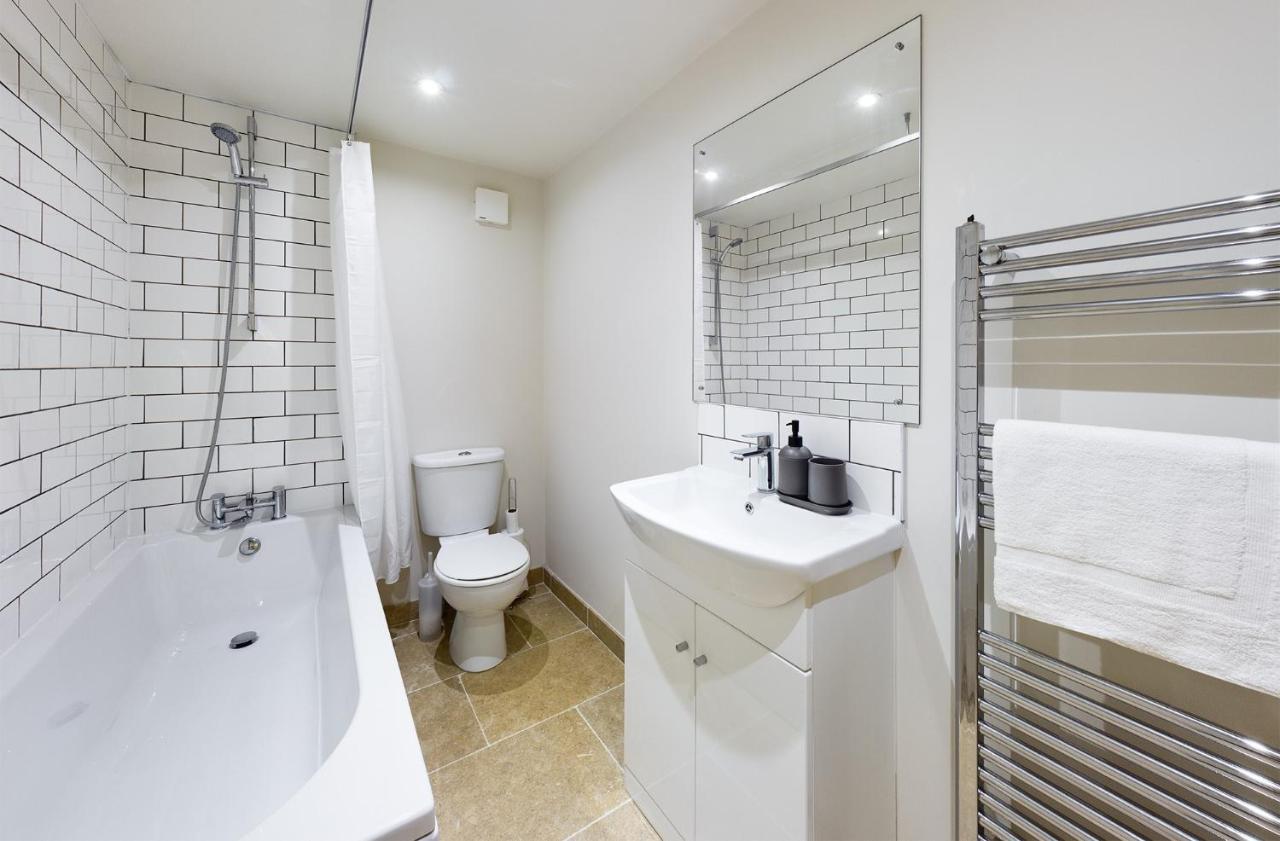 Redhill Town Centre Apartments By Livingo Екстер'єр фото