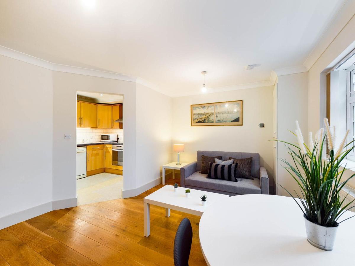 Redhill Town Centre Apartments By Livingo Екстер'єр фото