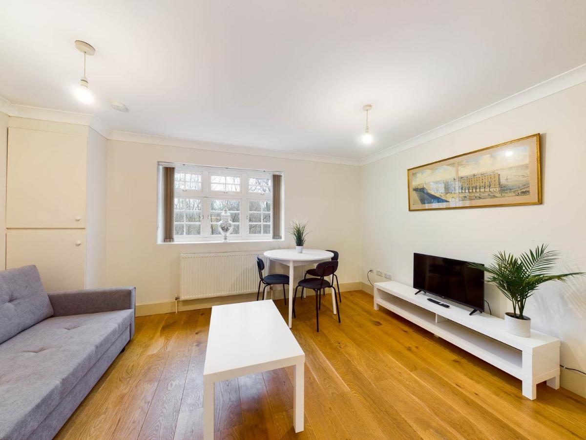Redhill Town Centre Apartments By Livingo Екстер'єр фото