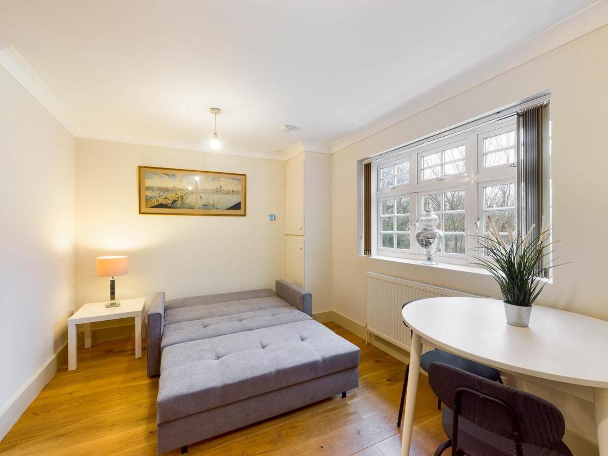 Redhill Town Centre Apartments By Livingo Екстер'єр фото
