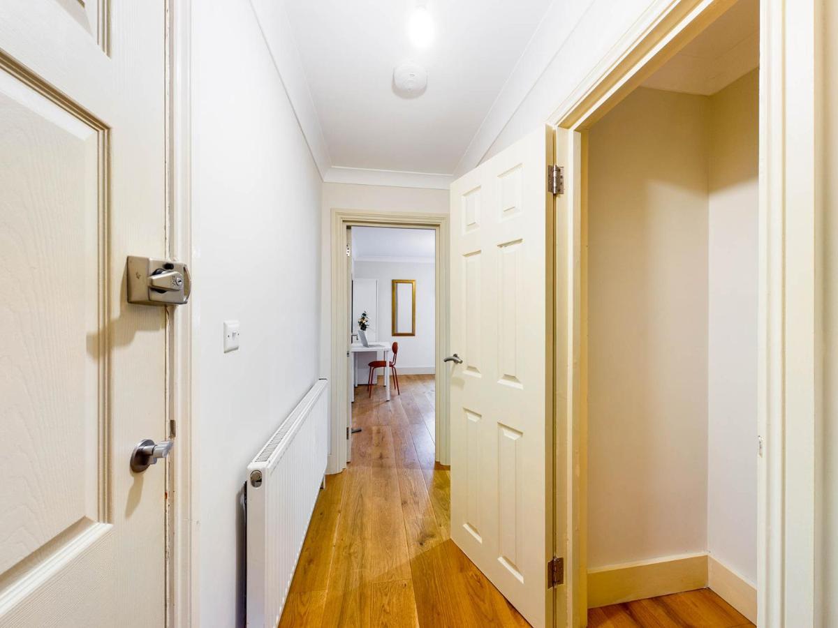 Redhill Town Centre Apartments By Livingo Екстер'єр фото