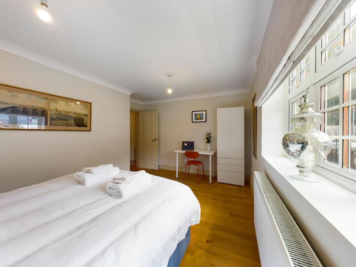 Redhill Town Centre Apartments By Livingo Екстер'єр фото